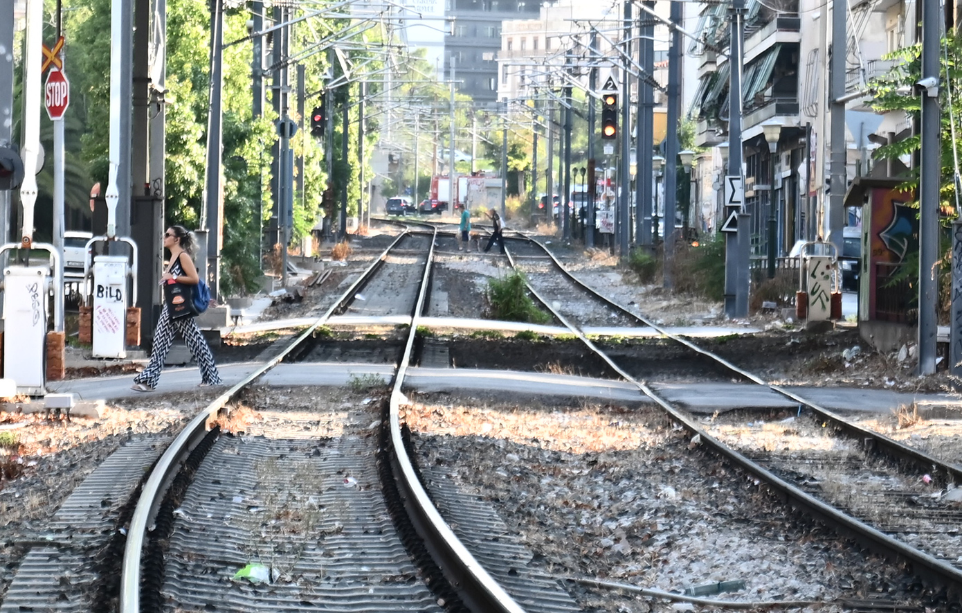 Άνδρας σκοτώθηκε ενώ περπατούσε στις γραμμές του προαστιακού στα Νέα Λιόσια