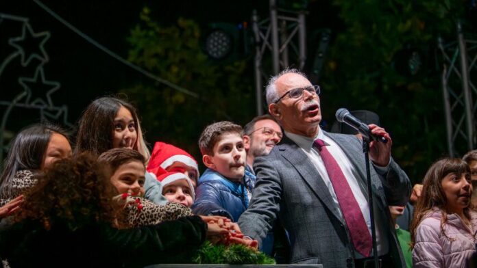 Εντυπωσιακή η φωταγώγηση του Χριστουγεννιάτικου δέντρου στον Πύργο