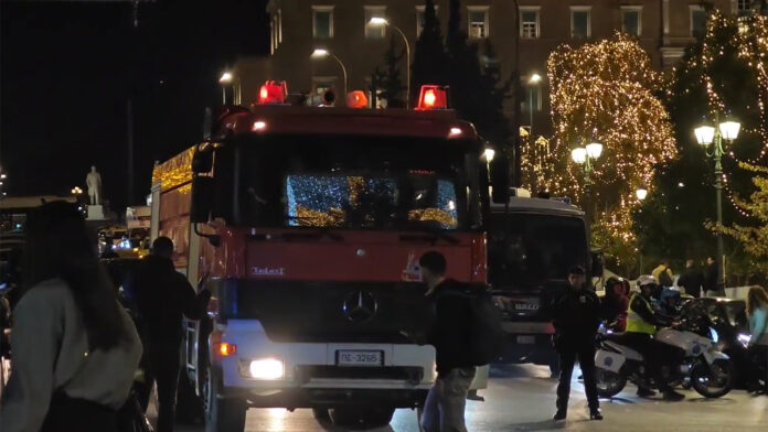 Συναγερμός στο Σύνταγμα: Επέμβαση της Πυροσβεστικής για ύποπτο γεγονός σε κτίριο τράπεζας