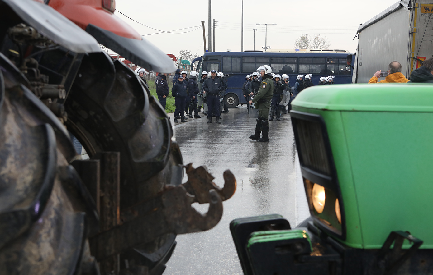 Σκληραίνουν τη στάση τους οι αγρότες: Πού στήνουν μπλόκα, ποιοι δρόμοι είναι κλειστοί – Άνοιξε το αεροδρόμιο του Ηρακλείου