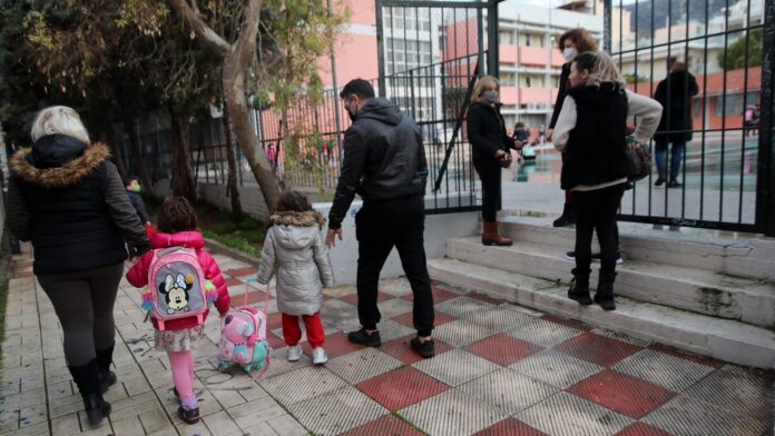 Χριστουγεννιάτικες Διακοπές: Πότε θα κλείσουν τα σχολεία το 2025 για τους μαθητές