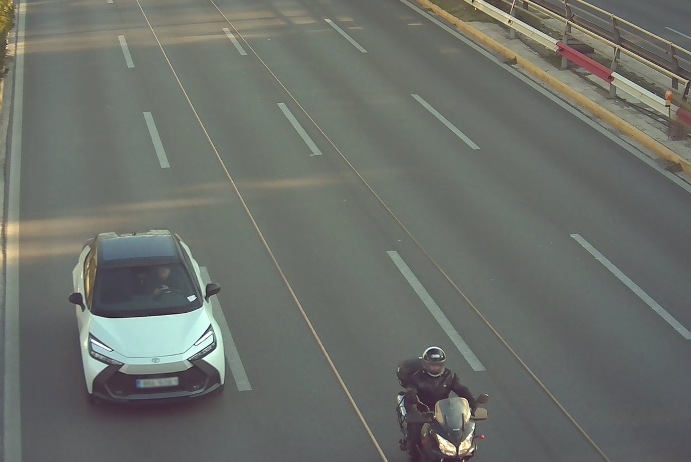 Έξυπνες κάμερες τσάκωσαν πάνω από 1.000 οδηγούς με κινητό στη Συγγρού – Τα πρώτα πρόστιμα έρχονται με το νέο έτος