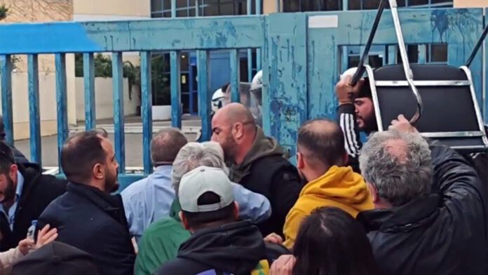 Ένταση εν μέσω της απεργίας των ταξί έξω από το υπουργείο Μεταφορών – Προσπάθησαν να μπουν στο κτίριο, τους έριξαν χημικά