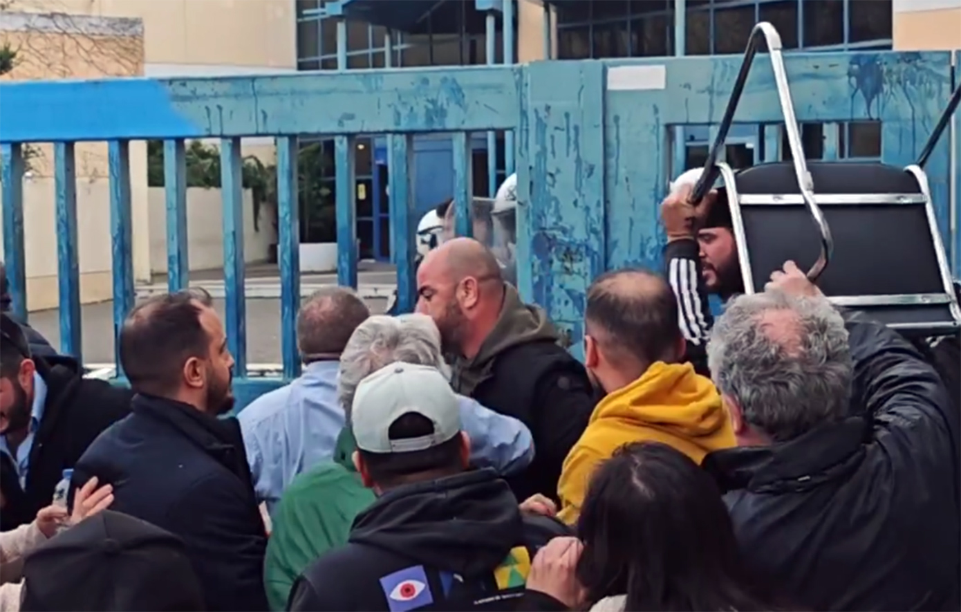 Ένταση εν μέσω της απεργίας των ταξί έξω από το υπουργείο Μεταφορών – Προσπάθησαν να μπουν στο κτίριο, τους έριξαν χημικά