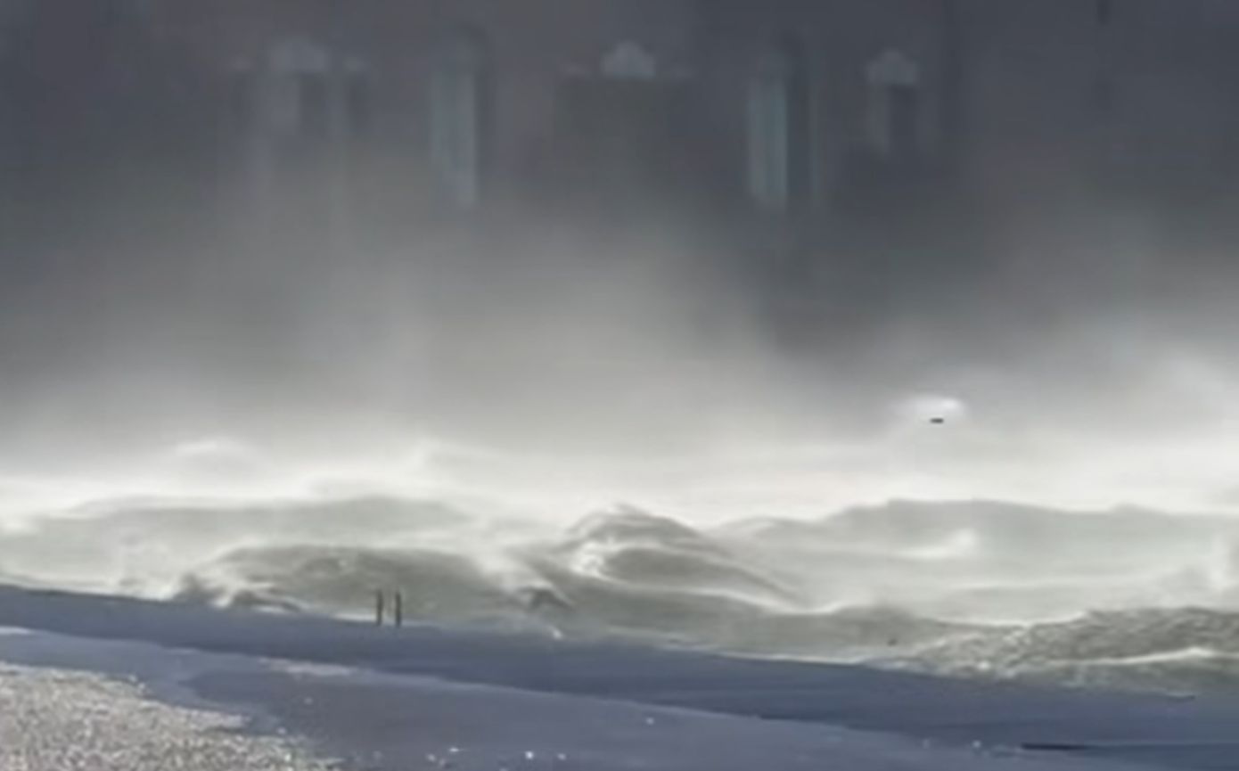 Ισχυροί βόρειοι άνεμοι έπληξαν τη Θεσσαλονίκη και τη Χαλκιδική – Ριπές ανέμου άνω των 100 km/h στη Θεσσαλονίκη