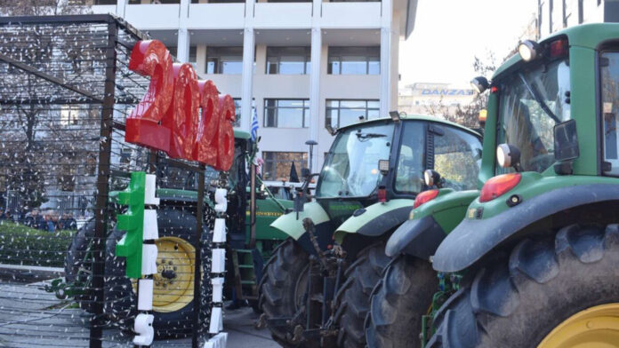 Σε εξέλιξη συγκέντρωση αγροτών στην κεντρική πλατεία της Λάρισας για τη δίκη δύο συναδέλφων τους