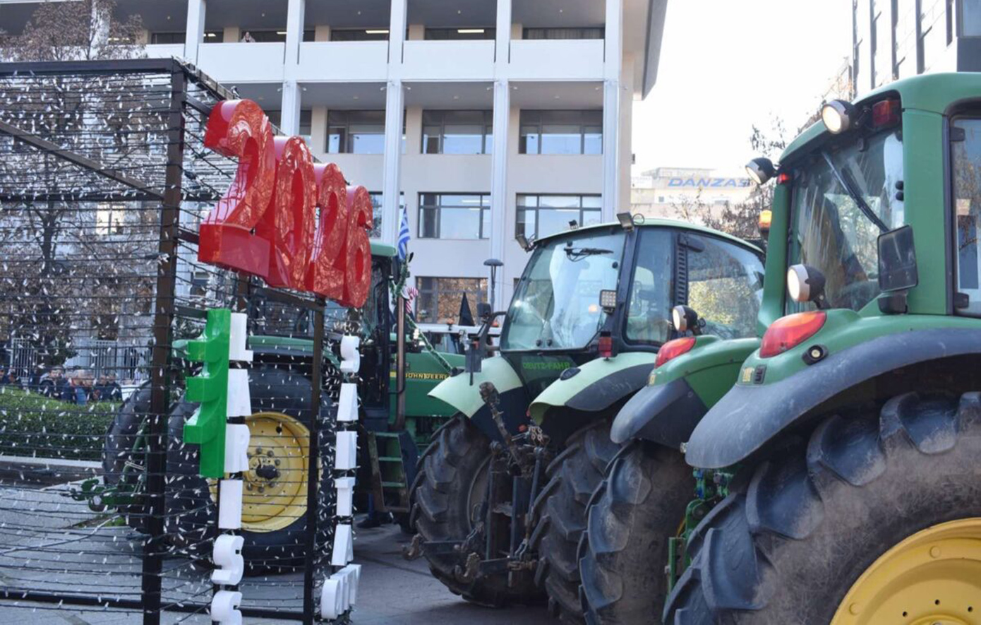 Σε εξέλιξη συγκέντρωση αγροτών στην κεντρική πλατεία της Λάρισας για τη δίκη δύο συναδέλφων τους