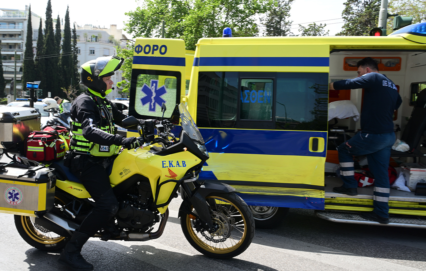 Ο 27χρονος «καρφώθηκε» με τη μοτοσικλέτα στην πίσω πλευρά του τρόλεϊ στη Νέα Φιλαδέλφεια – Έσπασε το κράνος από τη σφοδρή σύγκρουση