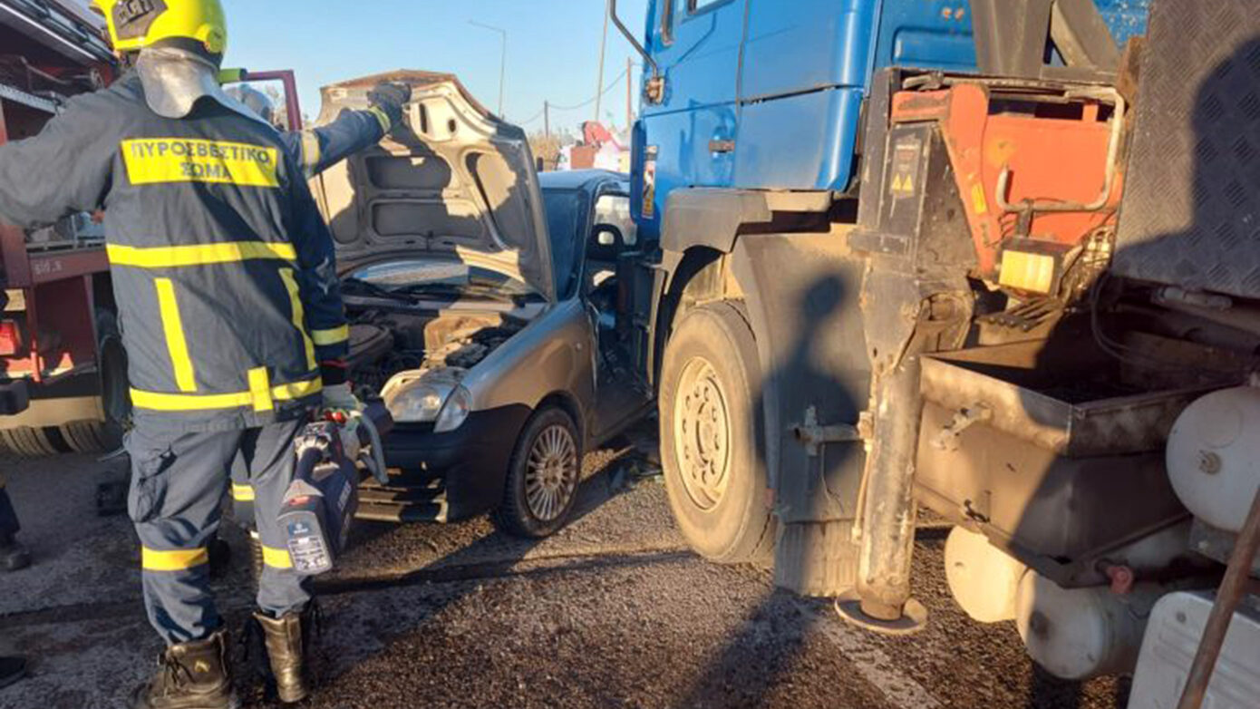 Σοβαρό ατύχημα στην Εθνική Οδό Καλαμάτας-Μεσσήνης με δύο οχήματα και φορτηγό – Δύο άτομα εγκλωβίστηκαν