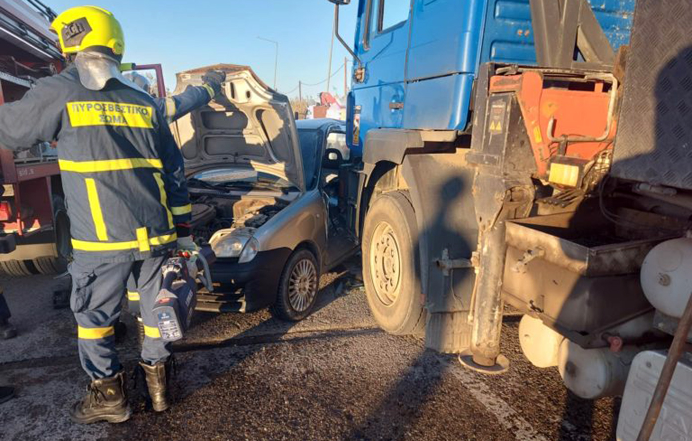 Σοβαρό ατύχημα στην Εθνική Οδό Καλαμάτας-Μεσσήνης με δύο οχήματα και φορτηγό – Δύο άτομα εγκλωβίστηκαν