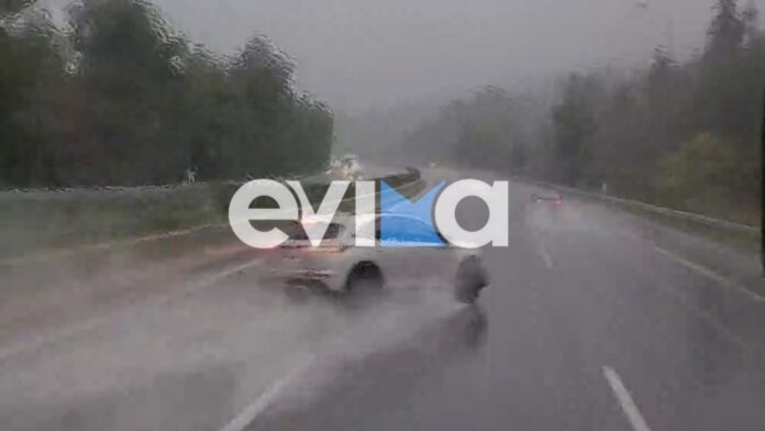 Βίντεο καταγράφει οδηγό να χάνει τον έλεγχο στη βροχή και να συγκρούεται στις μπάρες της Εθνικής Αθηνών – Λαμίας