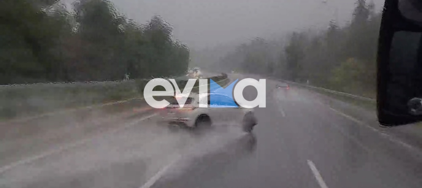 Βίντεο καταγράφει οδηγό να χάνει τον έλεγχο στη βροχή και να συγκρούεται στις μπάρες της Εθνικής Αθηνών – Λαμίας