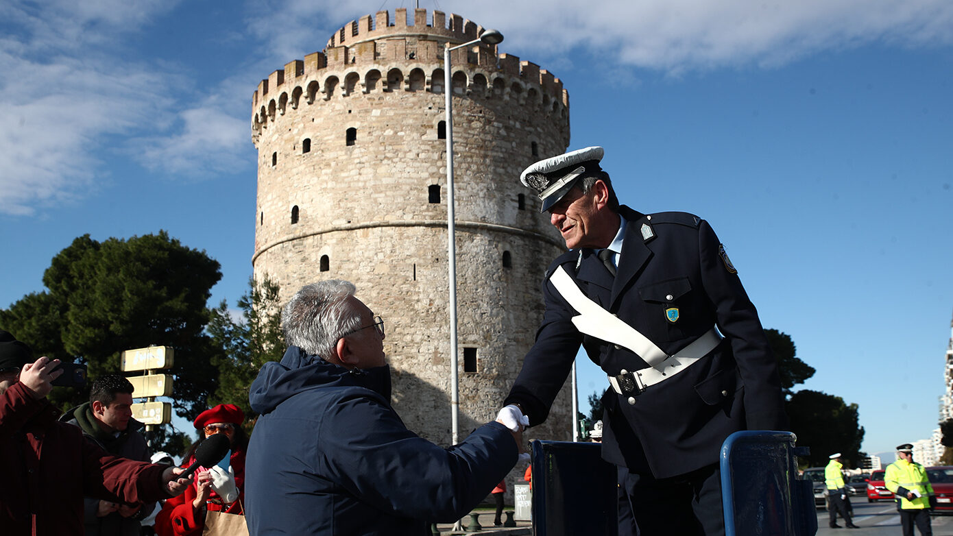 “Αναμνήσεις από το παρελθόν στη Θεσσαλονίκη – Ο εμβληματικός τροχονόμος στο βαρέλι του, δίπλα στον Λευκό Πύργο”