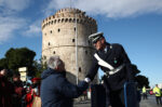 “Αναμνήσεις από το παρελθόν στη Θεσσαλονίκη – Ο εμβληματικός τροχονόμος στο βαρέλι του, δίπλα στον Λευκό Πύργο”