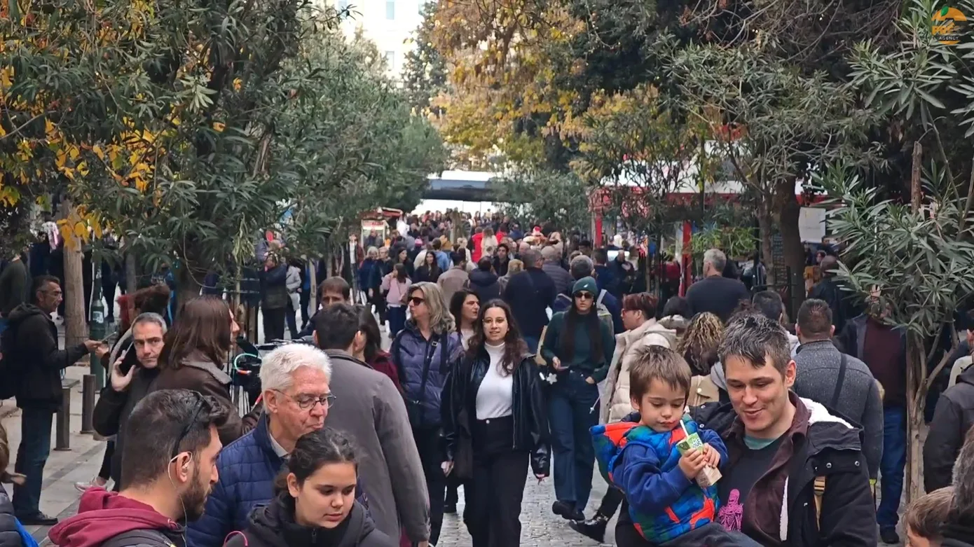 Πλήθος κόσμου κατακλύζει το κέντρο της Αθήνας για τα εορταστικά δώρα
