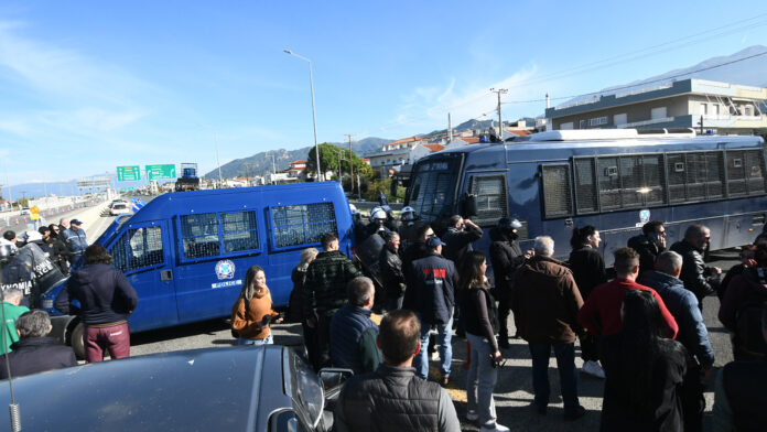 Σύγκρουση στη Γέφυρα Ρίου-Αντιρρίου: Αστυνομικοί σταμάτησαν τα τρακτέρ, οι αγρότες πέρασαν με τα πόδια
