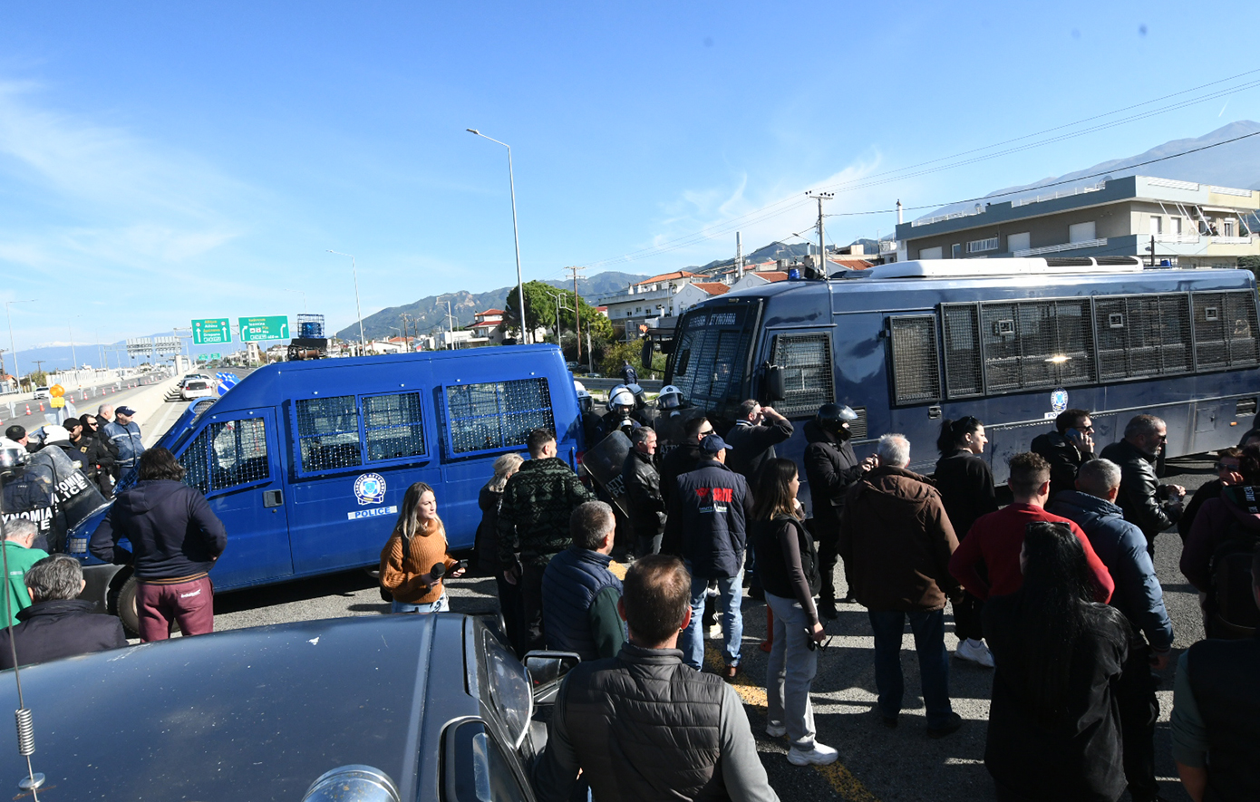 Σύγκρουση στη Γέφυρα Ρίου-Αντιρρίου: Αστυνομικοί σταμάτησαν τα τρακτέρ, οι αγρότες πέρασαν με τα πόδια