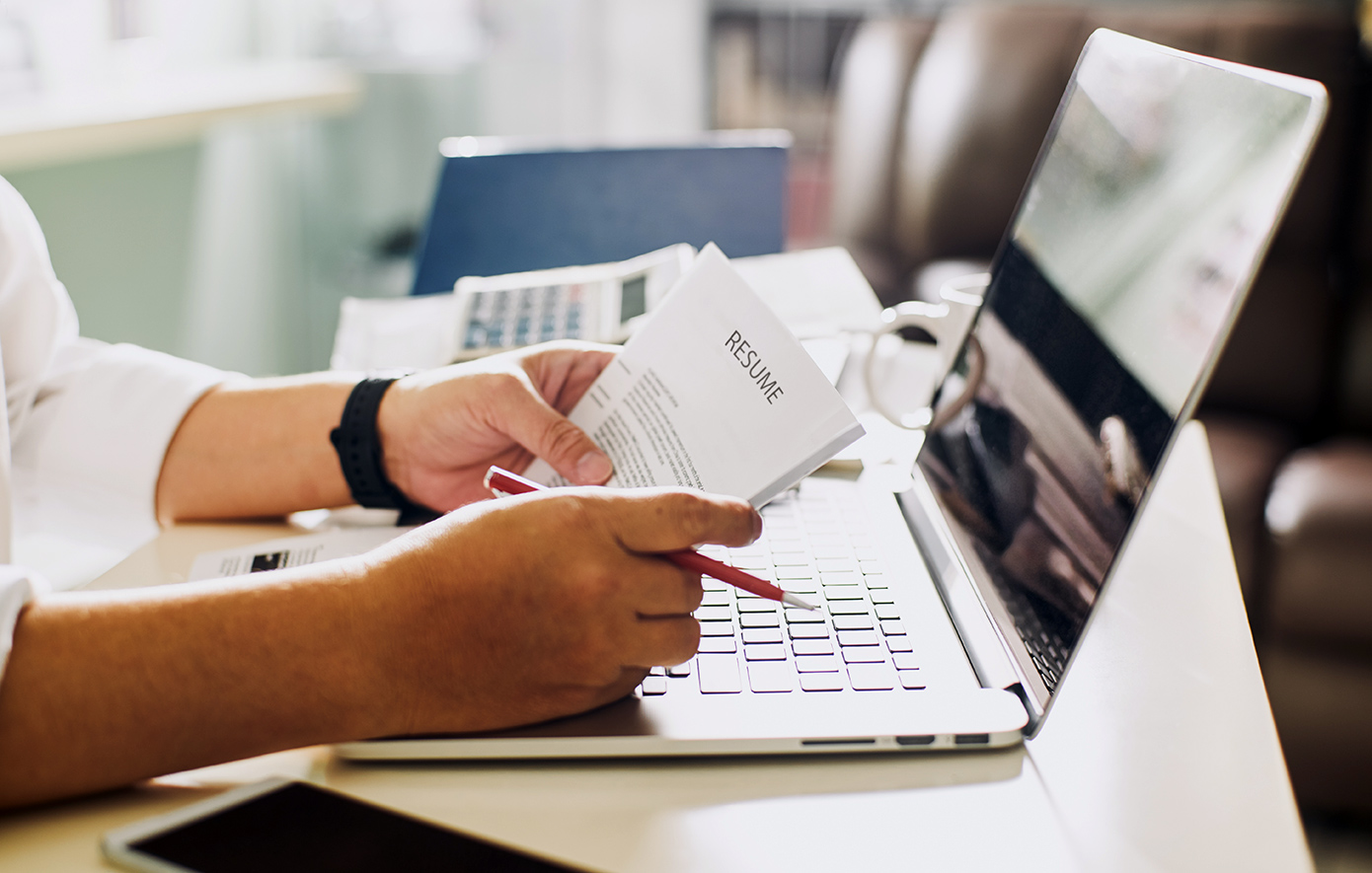 Τι είναι οι «αόρατες θέσεις» και γιατί οι επιχειρήσεις αναρτούν αγγελίες για αυτές