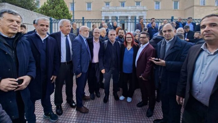 Διαμαρτυρία Δημάρχων σε πλήρη εξέλιξη μπροστά από τη Βουλή