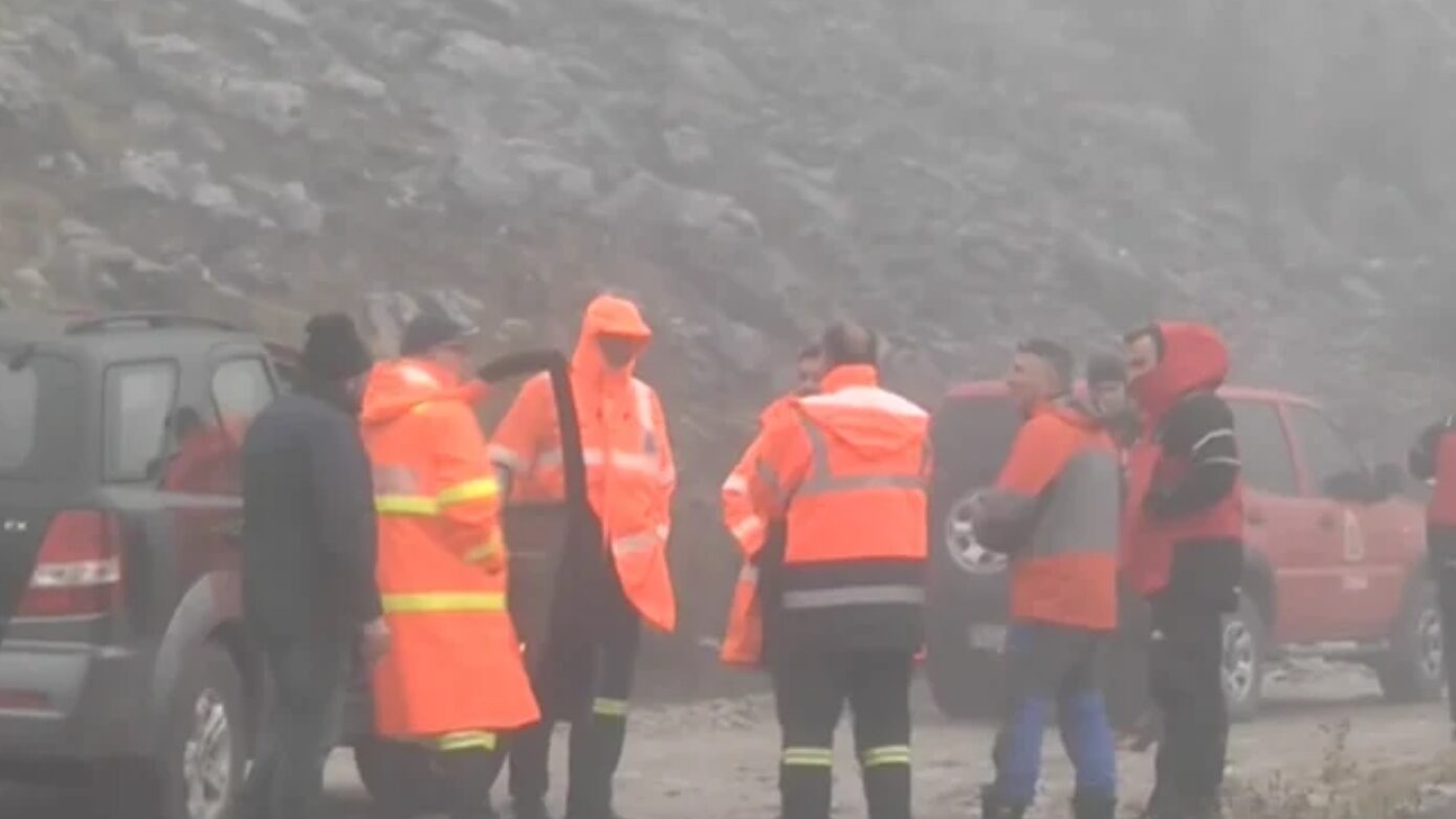 Αγκαλιασμένοι στο χιόνι εντοπίστηκαν οι τέσσερις ορειβάτες που παρασύρθηκαν από χιονοστιβάδα στα Βαρδούσια – Το χρονικό της τραγωδίας