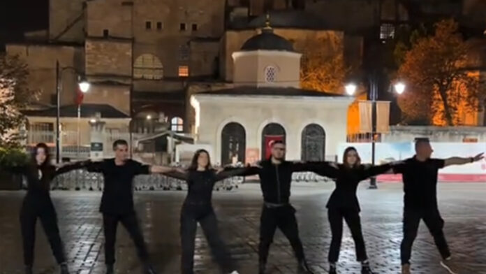 Έλληνες χόρεψαν χασάπικο κάτω από την Αγία Σοφία – Έντονη αντίδραση από τους Τούρκους