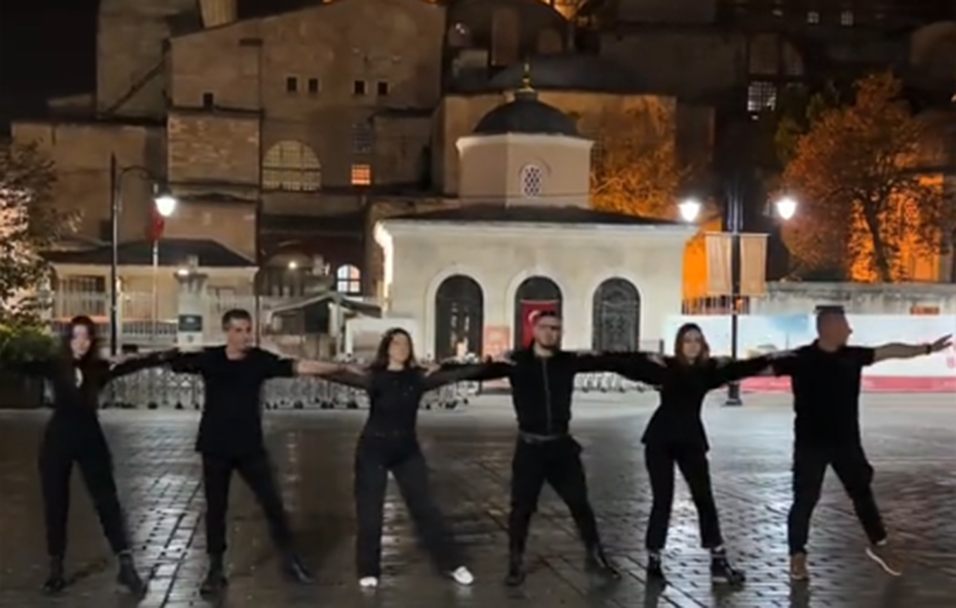 Έλληνες χόρεψαν χασάπικο κάτω από την Αγία Σοφία – Έντονη αντίδραση από τους Τούρκους