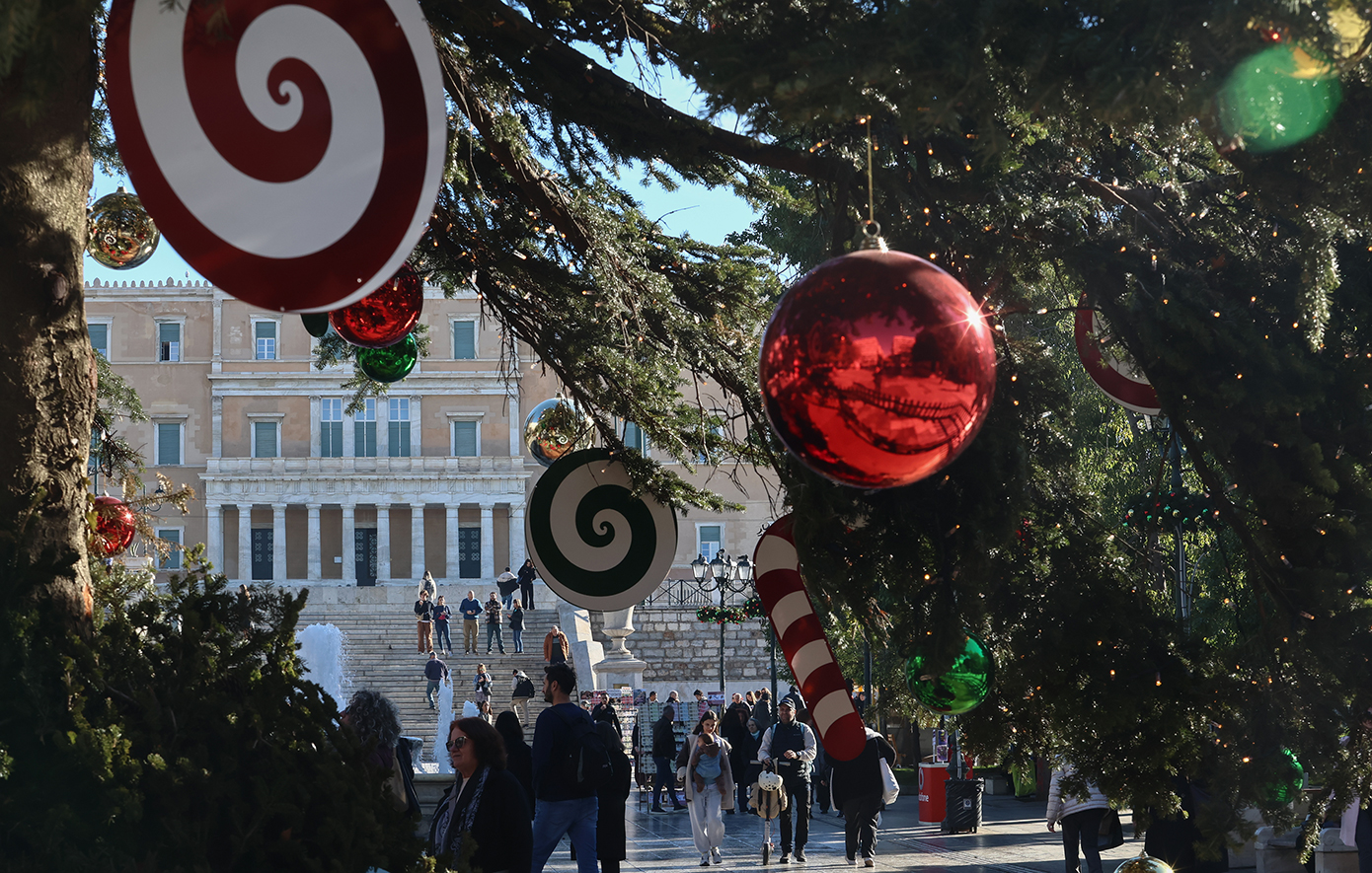 Πότε ξεκινά το εορταστικό ωράριο – Ποιες Κυριακές είναι ανοιχτά τα μαγαζιά