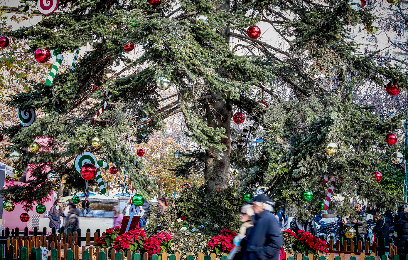 «Δεν είναι όπως πριν, αλλά όλοι κάτι αγοράζουν», δηλώνουν οι καταστηματάρχες για το εορταστικό ωράριο – «Αντιπαράθεση» με το ηλεκτρονικό εμπόριο