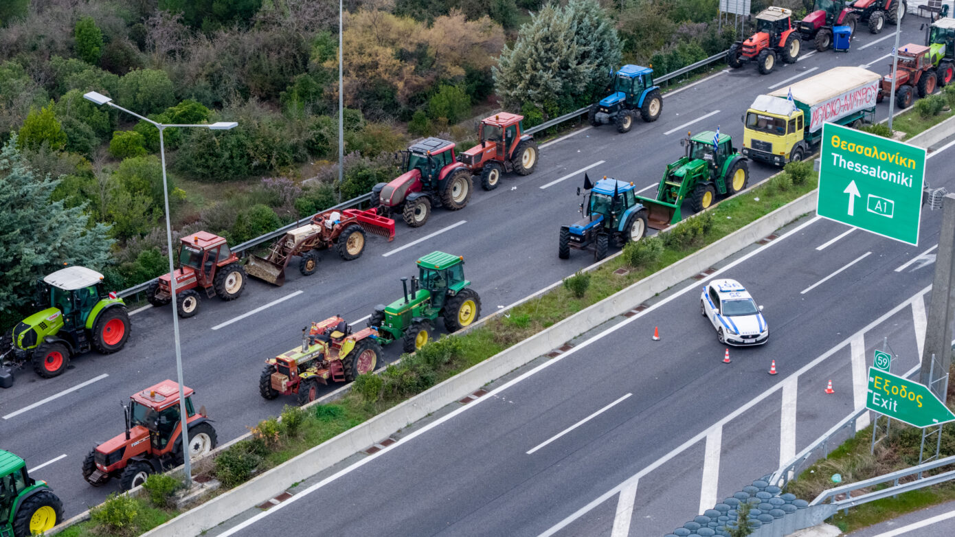 Αποχωρήσεις αγροτών και… γιορτές στους δρόμους: Το πρωτοχρονιάτικο τοπίο στα μπλόκα