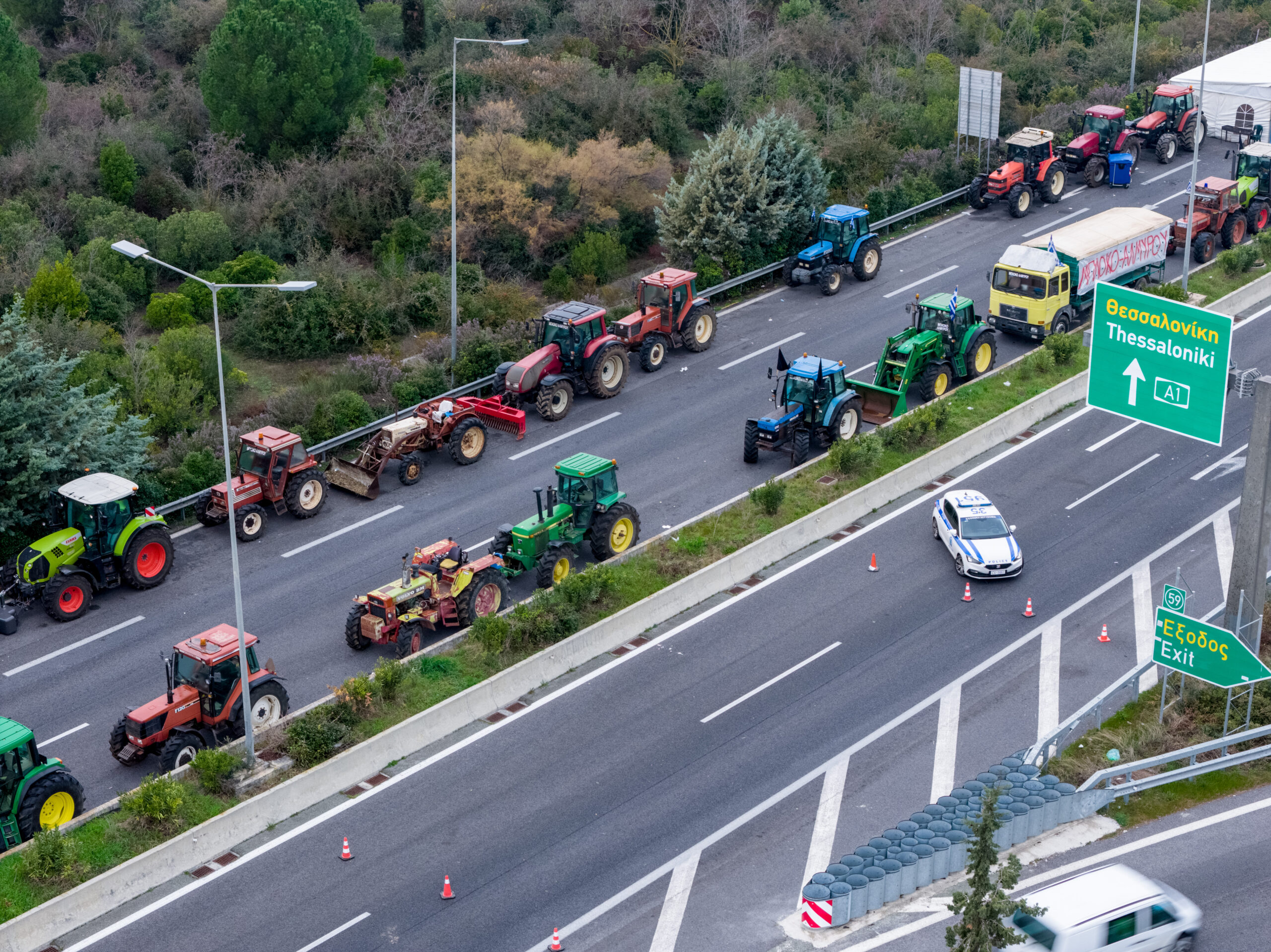 Αποχωρήσεις αγροτών και… γιορτές στους δρόμους: Το πρωτοχρονιάτικο τοπίο στα μπλόκα