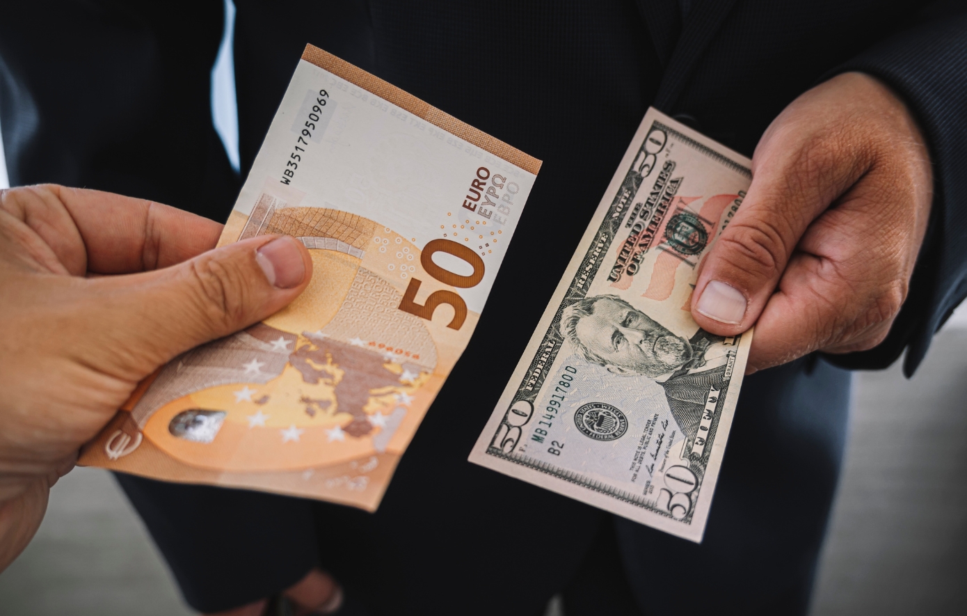 Ευρωπαίοι εναντίον Αμερικανών: Γιατί οι πρώτοι προτιμούν την αποταμίευση ενώ οι δεύτεροι επιλέγουν τις επενδύσεις