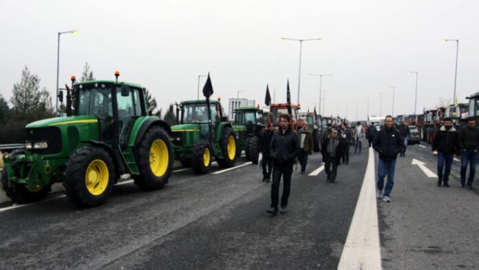 Οι αγρότες κλιμακώνουν τις κινητοποιήσεις – Αβέβαιο το ραντεβού με Μητσοτάκη – Ποιες αποφάσεις αναμένονται