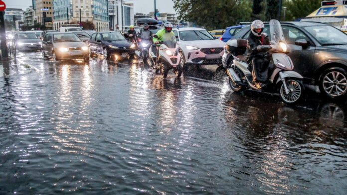 Καιρός: Δυνατές καταιγίδες με χαλάζι θα χτυπήσουν την Αττική – Περιοχές με υψηλό κίνδυνο πλημμυρών