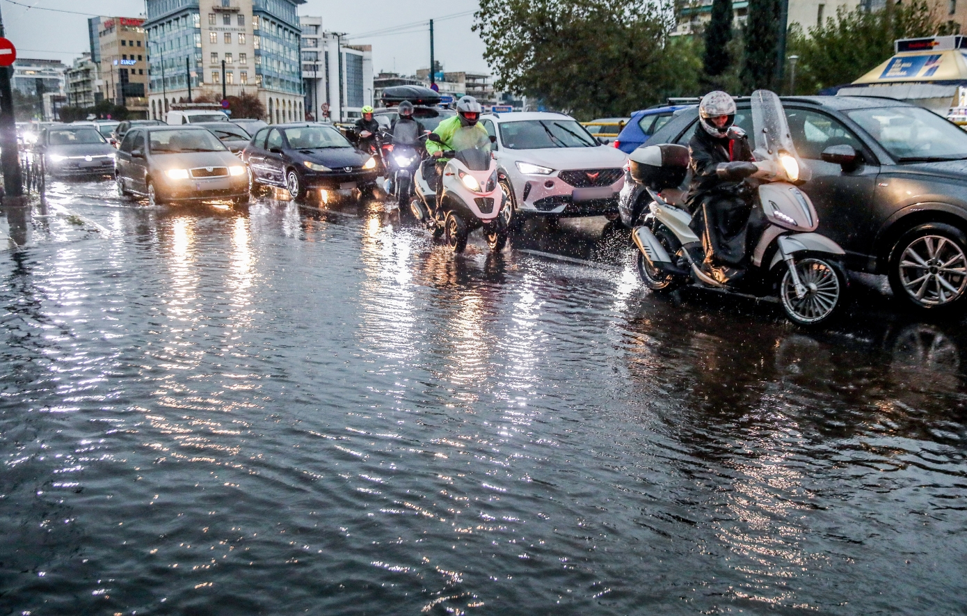 Καιρός: Δυνατές καταιγίδες με χαλάζι θα χτυπήσουν την Αττική – Περιοχές με υψηλό κίνδυνο πλημμυρών