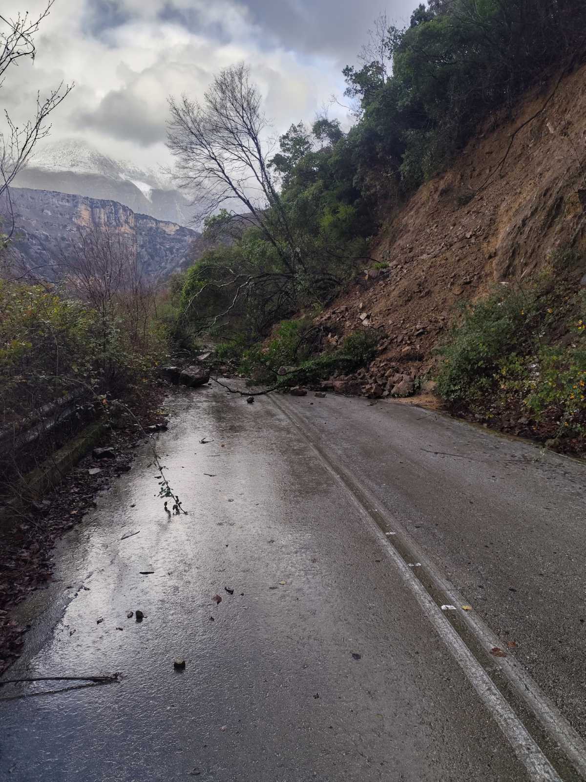 Μεγάλα προβλήματα στο οδικό δίκτυο του Δήμου Φιλιατών από τις συνεχείς βροχοπτώσεις