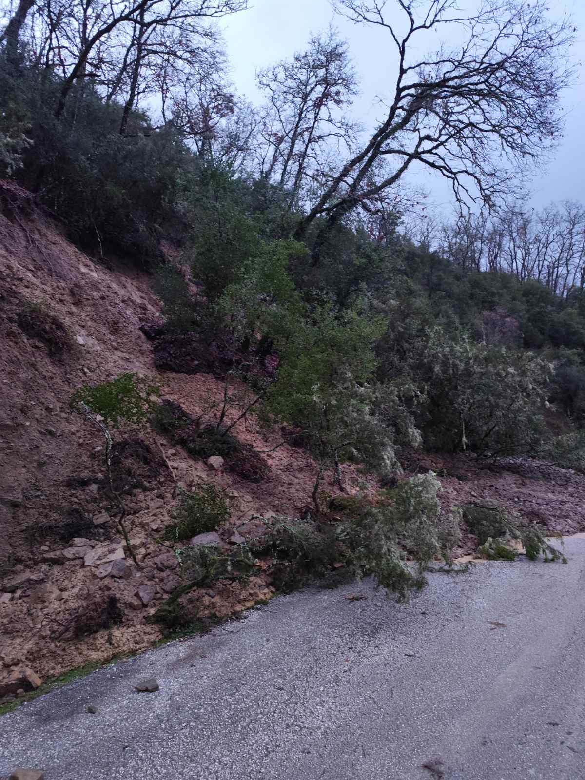 Μεγάλα προβλήματα στο οδικό δίκτυο του Δήμου Φιλιατών από τις συνεχείς βροχοπτώσεις