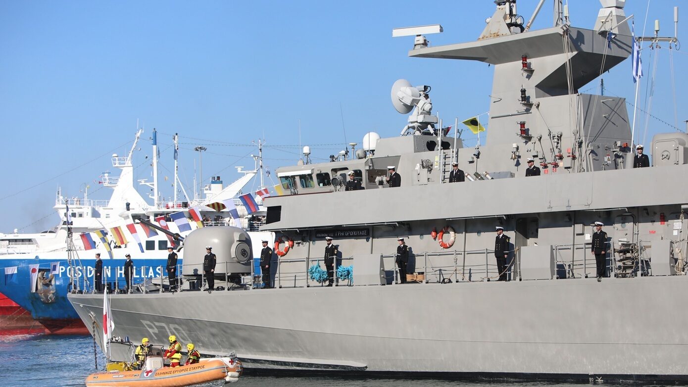 Με μεγαλοπρέπεια ο εορτασμός των Θεοφανείων σε Πειραιά και Θεσσαλονίκη – Στις 11:00 ο αγιασμός των υδάτων