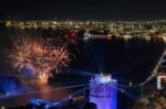 Η Θεσσαλονίκη γιόρτασε το 2026 με φαντασμαγορικό laser show και πλήθος κόσμου στον Λευκό Πύργο