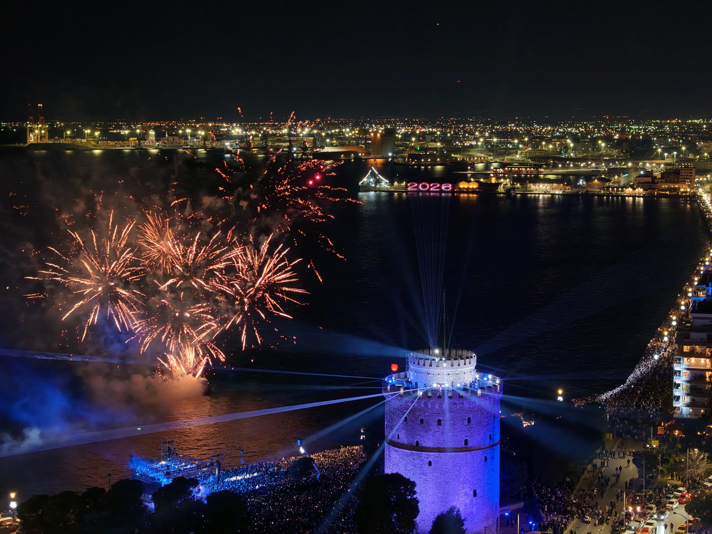 Η Θεσσαλονίκη γιόρτασε το 2026 με φαντασμαγορικό laser show και πλήθος κόσμου στον Λευκό Πύργο