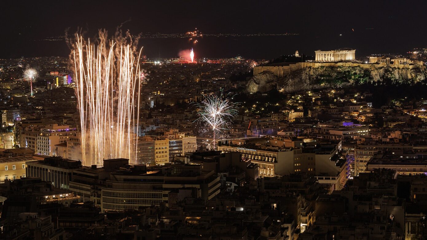 Η Αθήνα καλωσόρισε το 2026 με μουσική, drone show και αθόρυβα πυροτεχνήματα