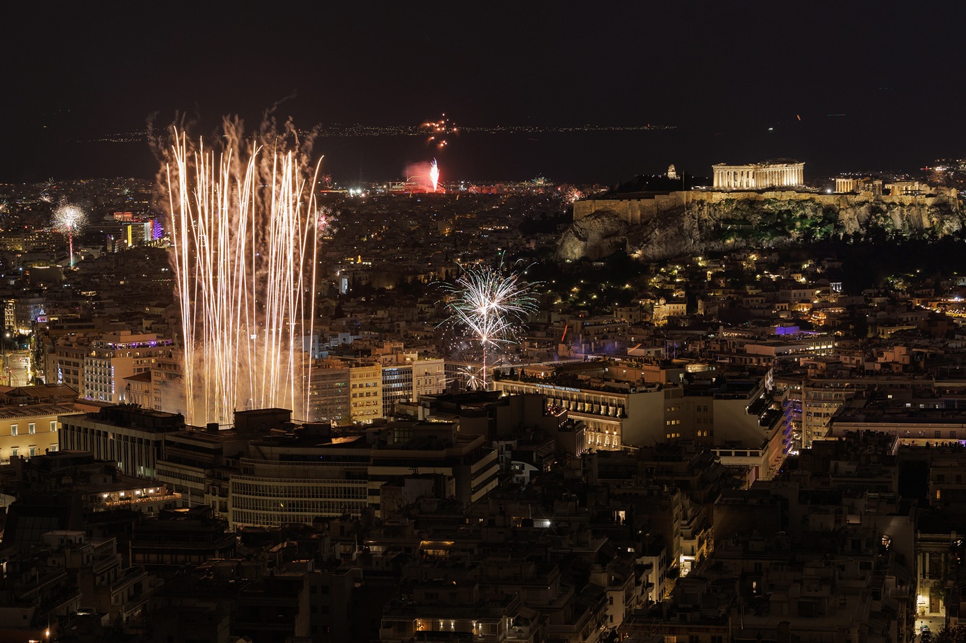 Η Αθήνα καλωσόρισε το 2026 με μουσική, drone show και αθόρυβα πυροτεχνήματα
