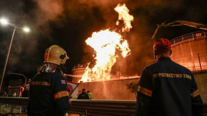 Πέραμα: Η φωτιά τέθηκε υπό έλεγχο – «Απαραίτητη η απομάκρυνση δεξαμενών καυσίμων από κατοικημένες περιοχές», δηλώνει ο Δήμαρχος