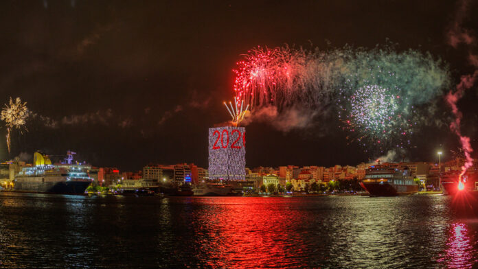 Ο Πειραιάς υποδέχτηκε το 2026 με ένα εντυπωσιακό υπερθέαμα