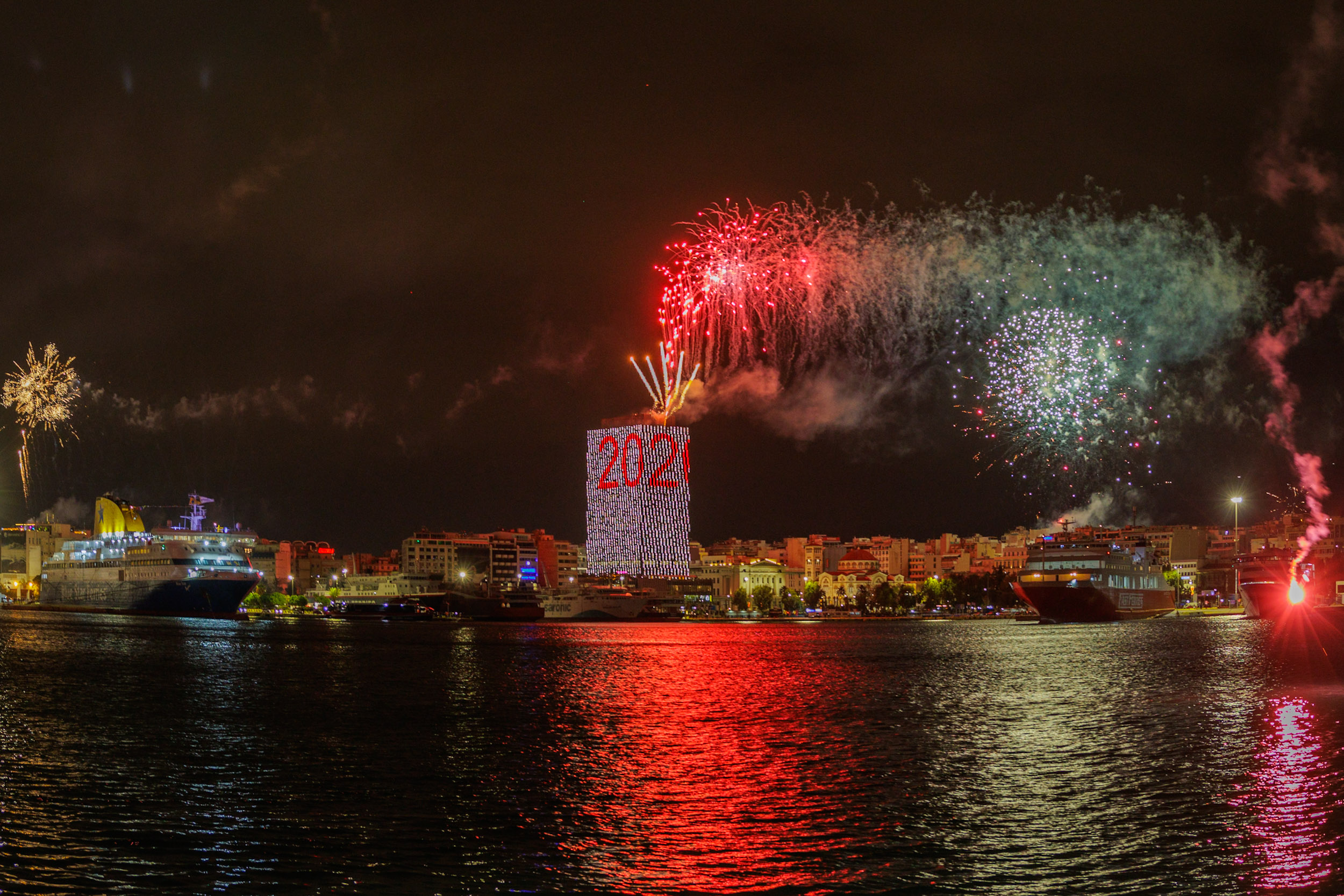 Ο Πειραιάς υποδέχτηκε το 2026 με ένα εντυπωσιακό υπερθέαμα