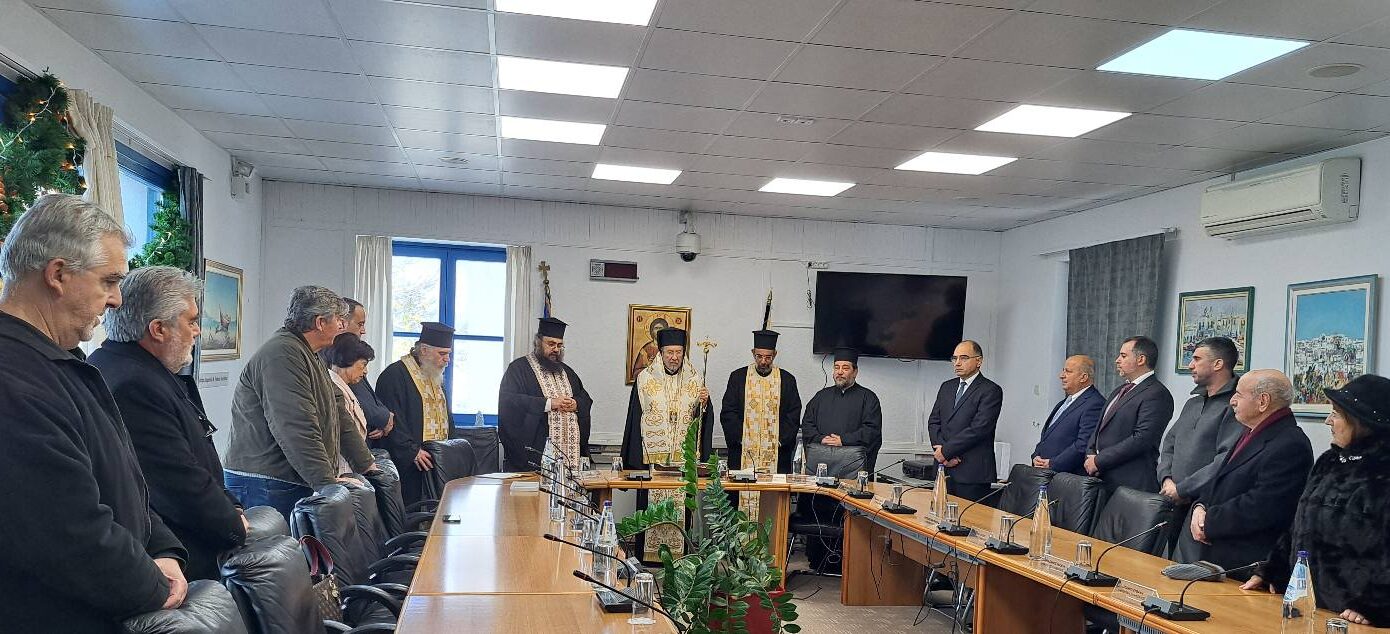 Γιορτινή διάθεση στην κοπή της Πρωτοχρονιάτικης Πίτας του Δήμου Πάρου