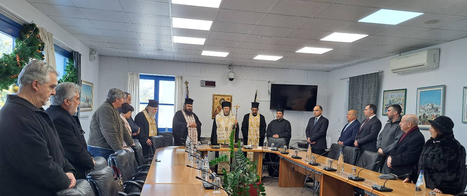 Γιορτινή διάθεση στην κοπή της Πρωτοχρονιάτικης Πίτας του Δήμου Πάρου