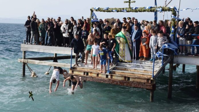 Με ευλάβεια ο Αγιασμός των Υδάτων στο Δήμο Μαντουδίου Λίμνης Αγίας Άννας
