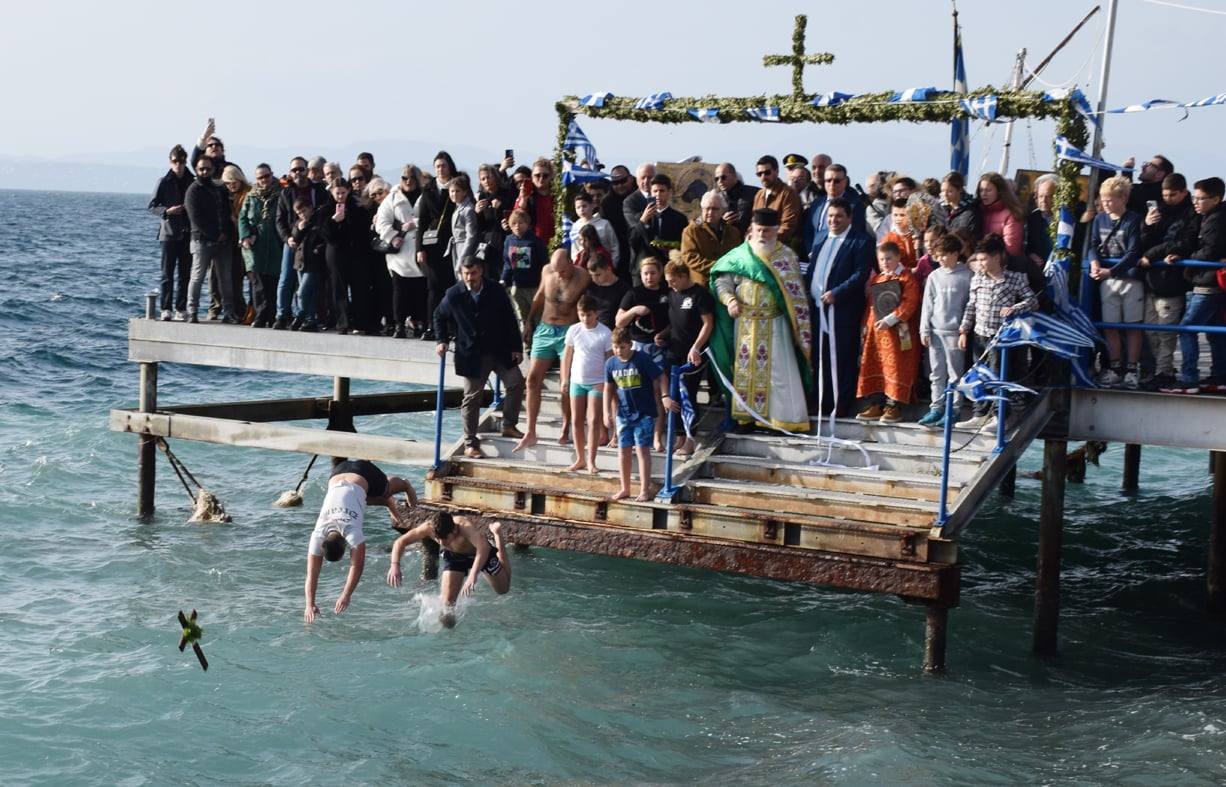 Με ευλάβεια ο Αγιασμός των Υδάτων στο Δήμο Μαντουδίου Λίμνης Αγίας Άννας