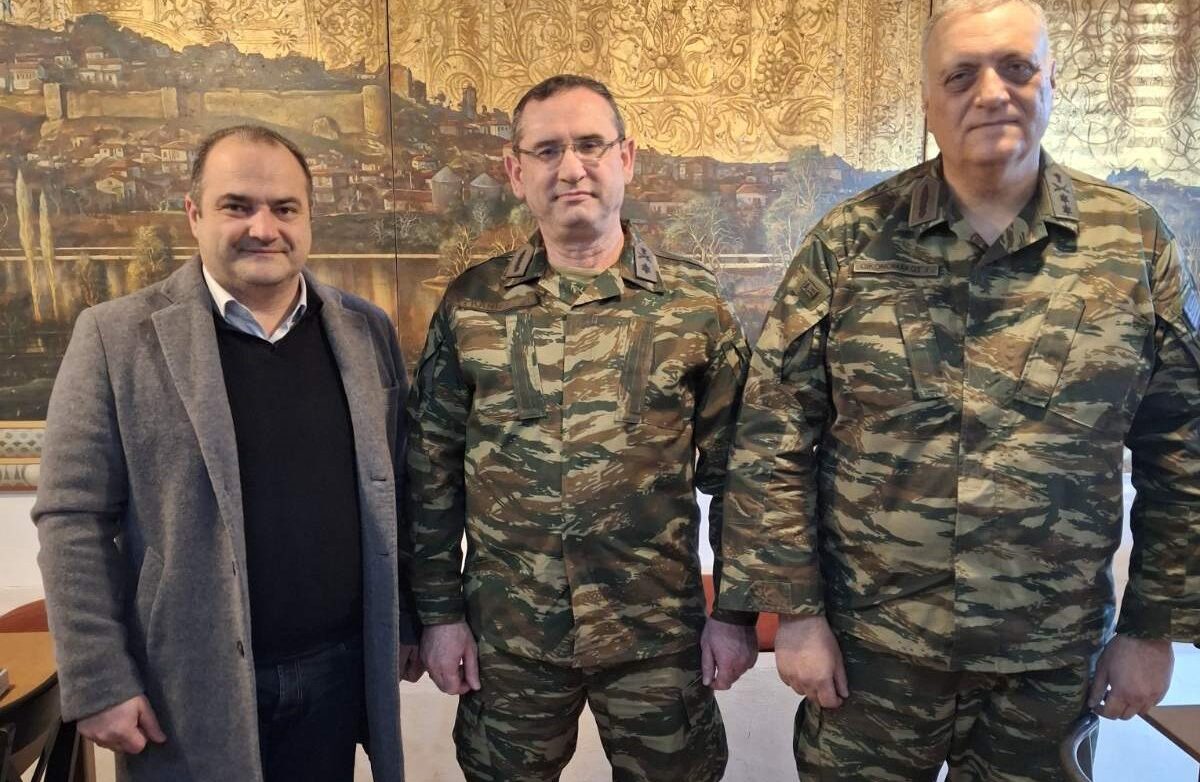Ο Δήμαρχος Διδυμοτείχου καλωσόρισε τον απερχόμενο και τον νέο Διοικητή της 30ης Μ/Κ Ταξιαρχίας