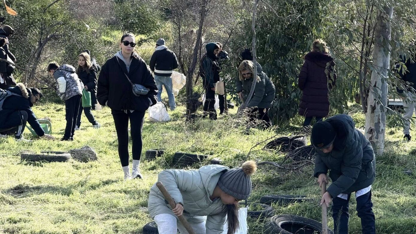 Πλήθος πολιτών στη μαζική δενδροφύτευση στη Γλυφάδα